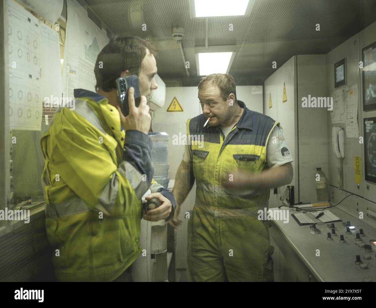 Operai in una sala di controllo della trivellatrice a doppio scudo nella sezione H53 della galleria di base del Brennero, Tirolo, Austria, Europa Foto Stock