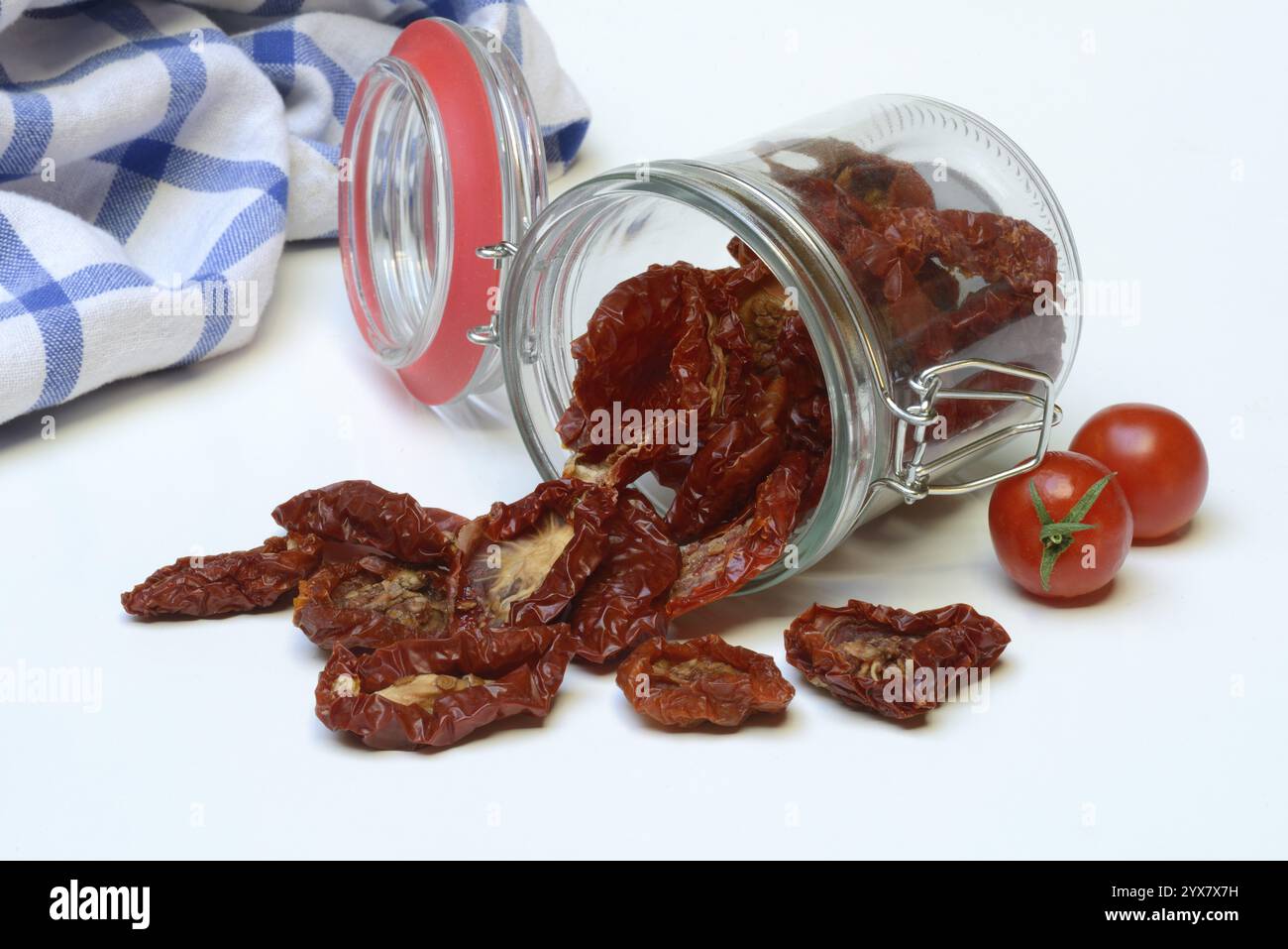 Pomodori secchi in contenitori di vetro, Solanum lycopersicum Foto Stock