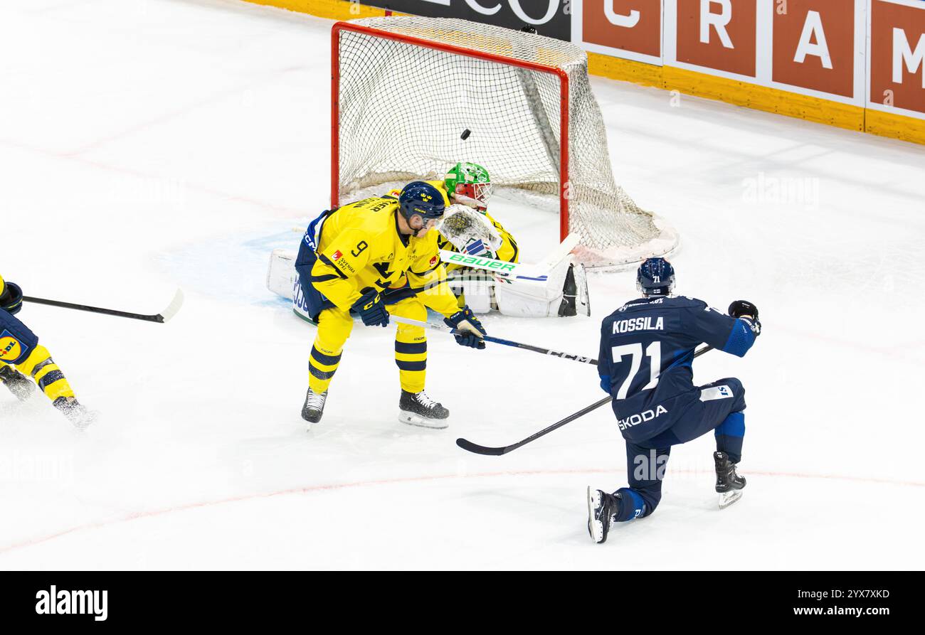 Friburgo, Svizzera, 14 dicembre 2024: Nel minuto #13 della partita, #71 Kalle Kossila (Finlandia) segna per 1-0. Il portiere n. 75 Arvid Holm e il nono Gabriel Carlsson (entrambi svedesi) hanno battuto per la prima volta. (Foto di Andreas Haas/dieBildmanufaktur) credito: DieBildmanufaktur/Alamy Live News Foto Stock