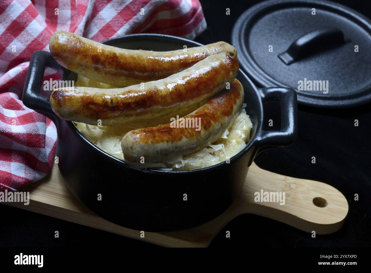 Salsicce di Norimberga con crauti in pentola, Rostbratwurst, Germania, Europa Foto Stock