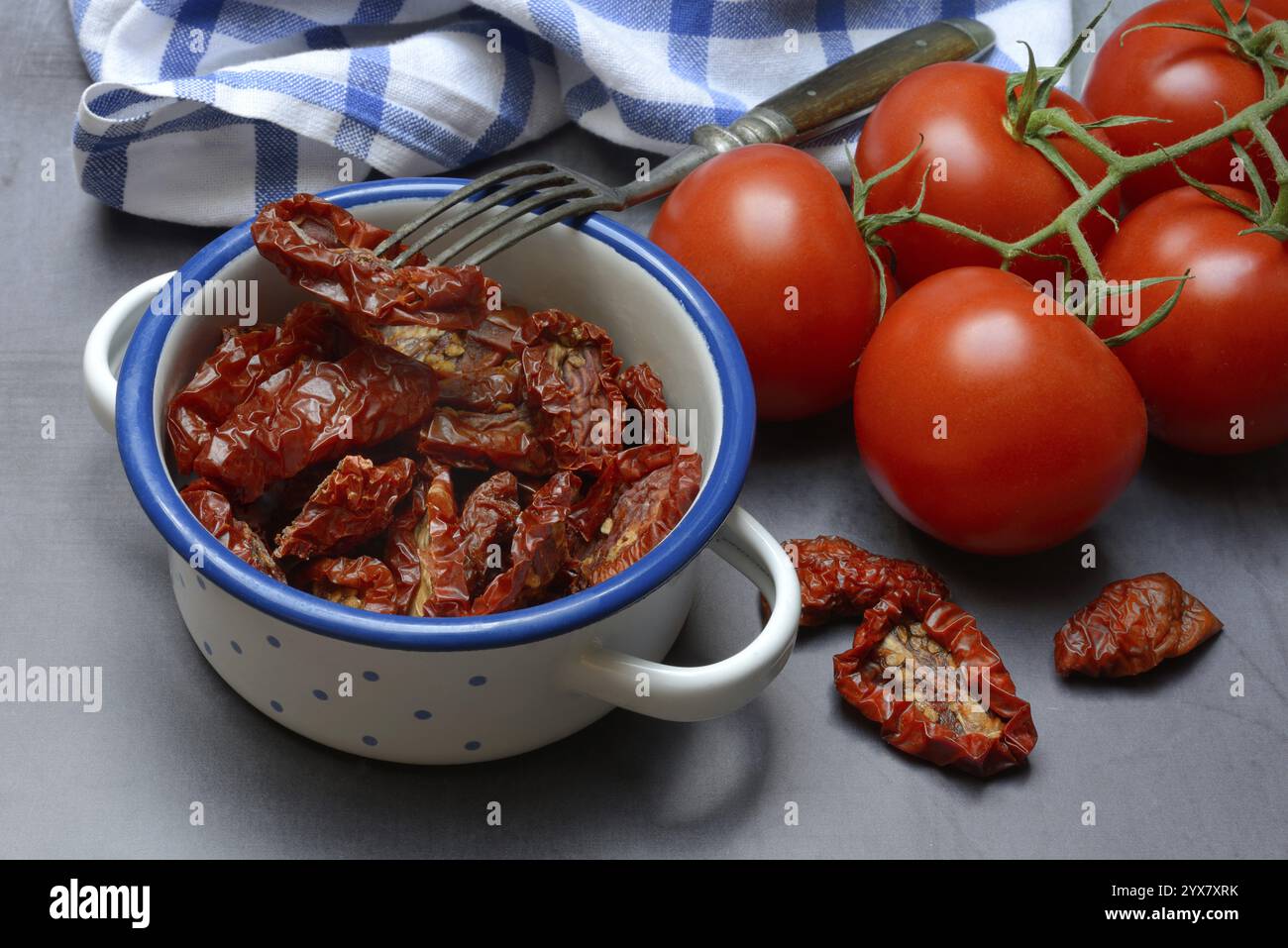Pomodori freschi e secchi, Solanum lycopersicum Foto Stock