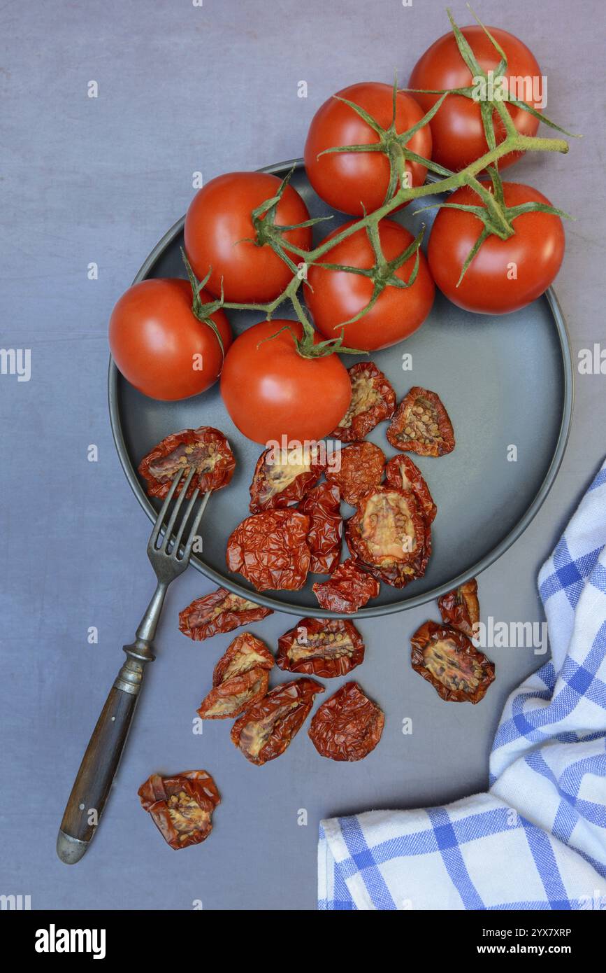 Pomodori freschi e secchi su un piatto, Solanum lycopersicum Foto Stock