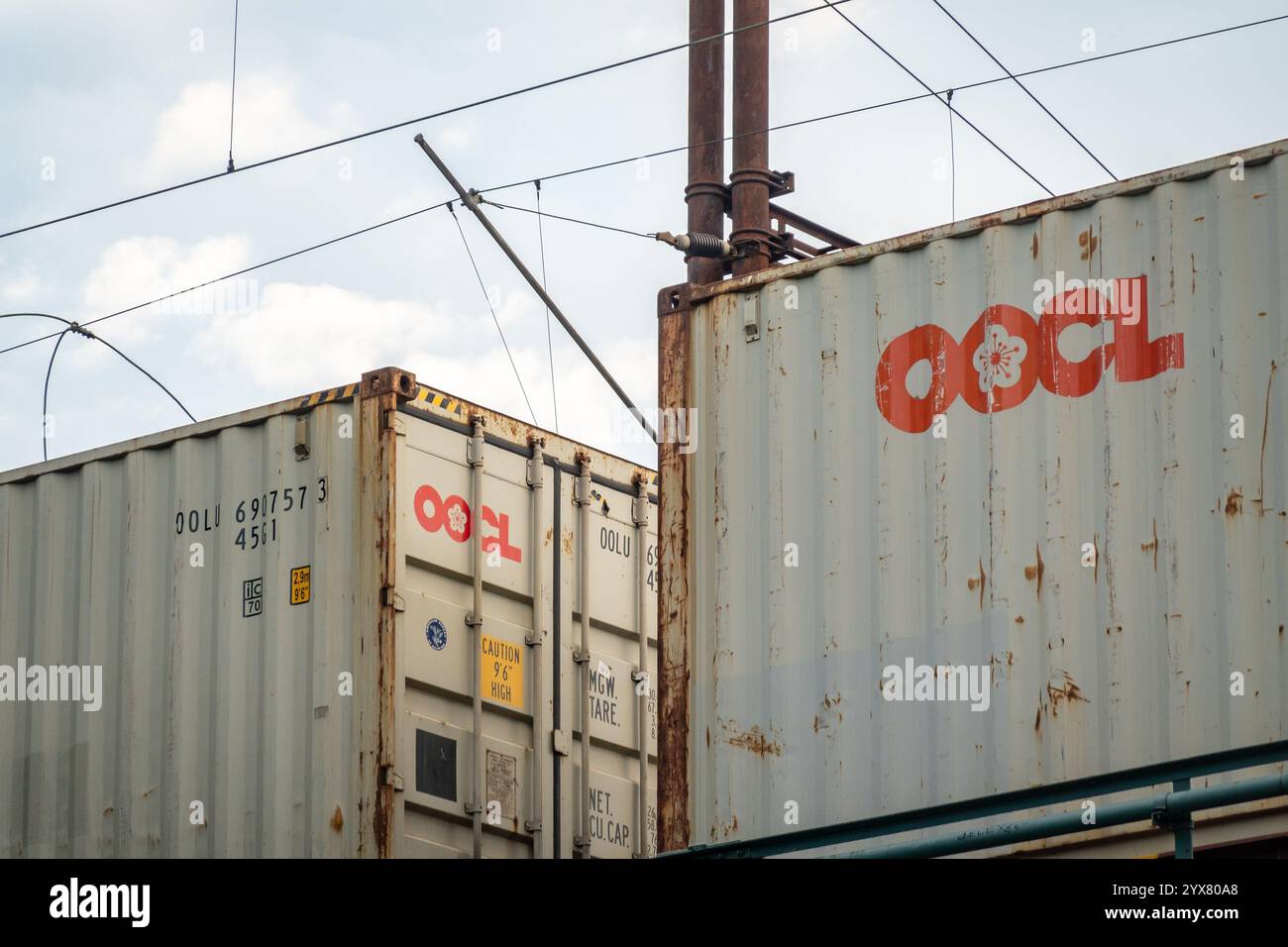 HAVIROV, CECHIA - 21 SETTEMBRE 2022: Container della società OOCL (Orient Overseas Container Line Limited) con merci nel terminal Foto Stock