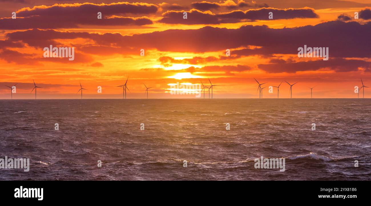 Energia rinnovabile verde generazione di energia eolica offshore. Alba a decarbonizzazione industria mulini a vento business per le energie rigenerative. Pulire en Foto Stock