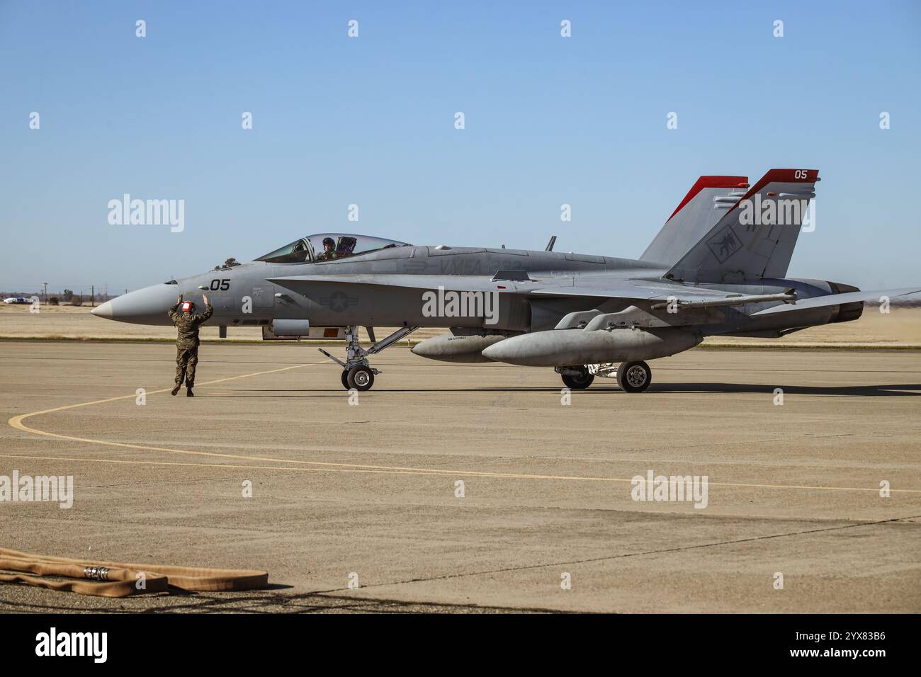 Un F/A-18 Super Hornet del corpo dei Marines degli Stati Uniti assegnato al Marine Fighter Attack Squadron (VMFA) 232, Marine Aircraft Group 11, 3rd Marine Aircraft Wing, pre Foto Stock