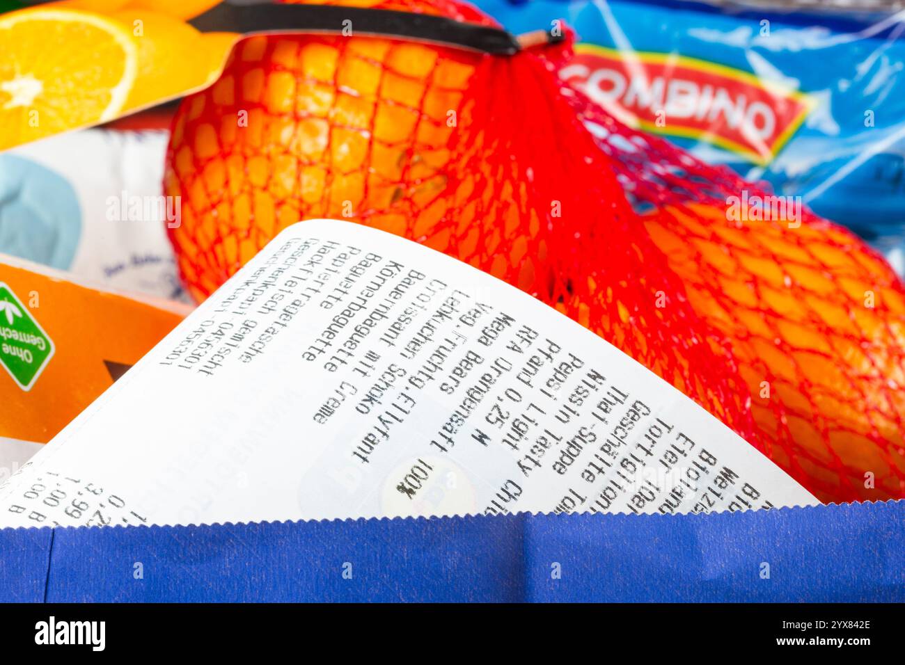 Immagine simbolo dei prezzi dei prodotti alimentari: Borsa della spesa piena di generi alimentari con ricevuta Foto Stock