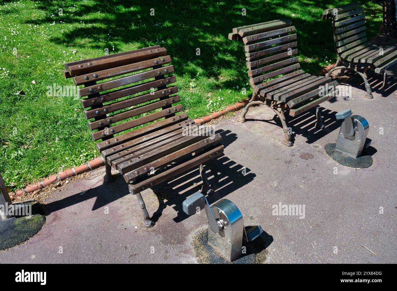 Parco pubblico con panchina e attrezzature per esercizi nella città di Bilabao in Spagna Foto Stock