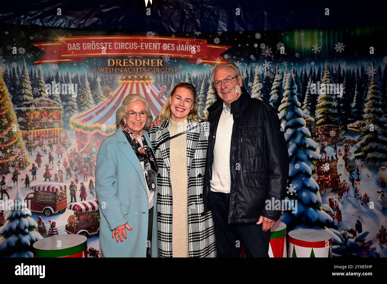 Ursula Herrmann, Christiane Reppe und Hans-Joachim Herrmann bei der Premiere des 27. Dresdner Weihnachts-Circus an der Washingtonstraße. Dresda, 13.12.2024 Sachsen Germania *** Ursula Herrmann, Christiane Reppe e Hans Joachim Herrmann alla prima del 27 Dresden Christmas Circus on Washingtonstrasse Dresden, 13 12 2024 Sassonia Germania Copyright: XMatthiasxWehnertx Foto Stock