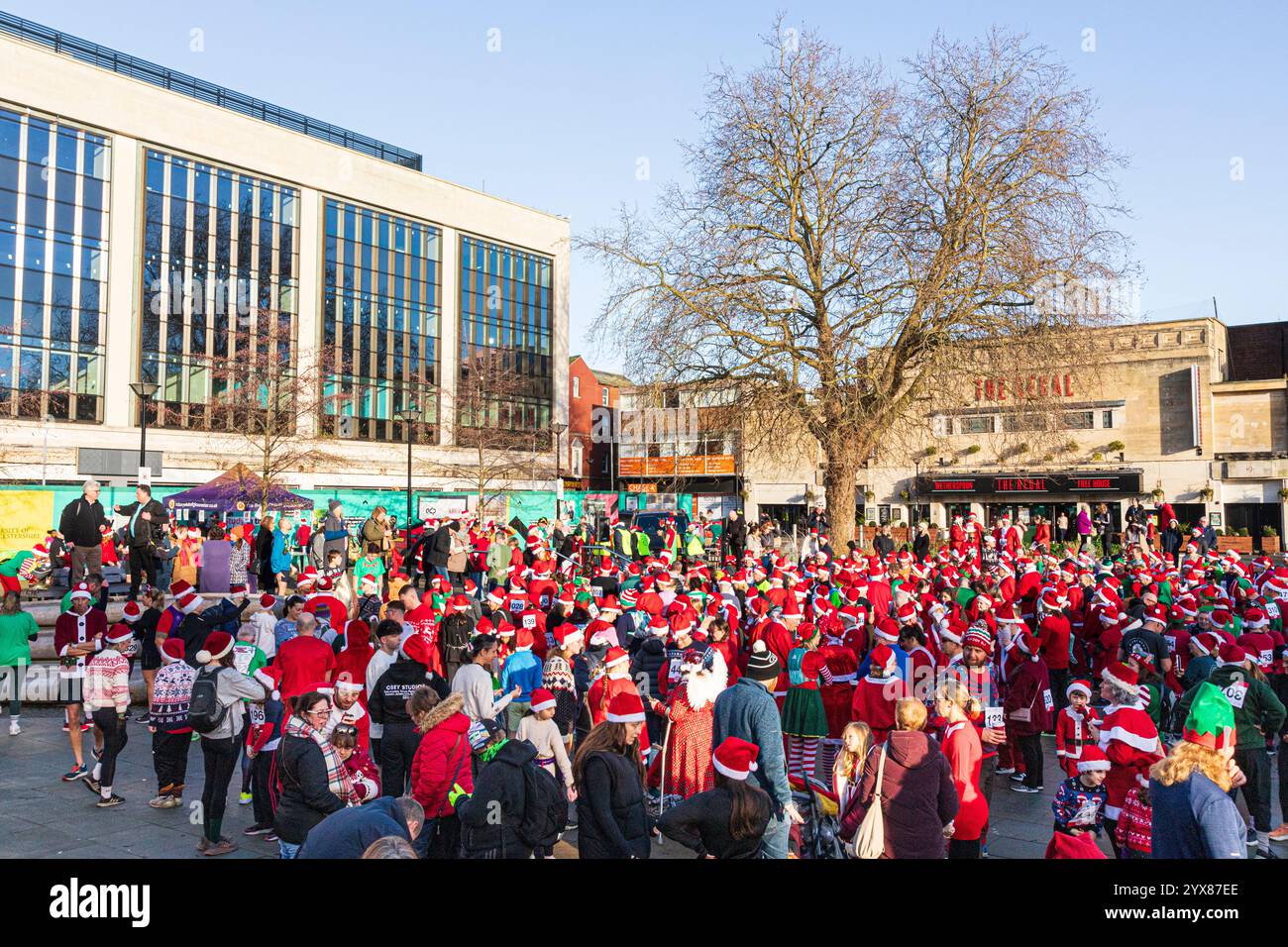 Alcuni degli oltre 600 Santas si sono riuniti a Kings Square all'inizio della Santa Fun Run organizzata dal Rotary International il 14/12/2024 a Glouces Foto Stock