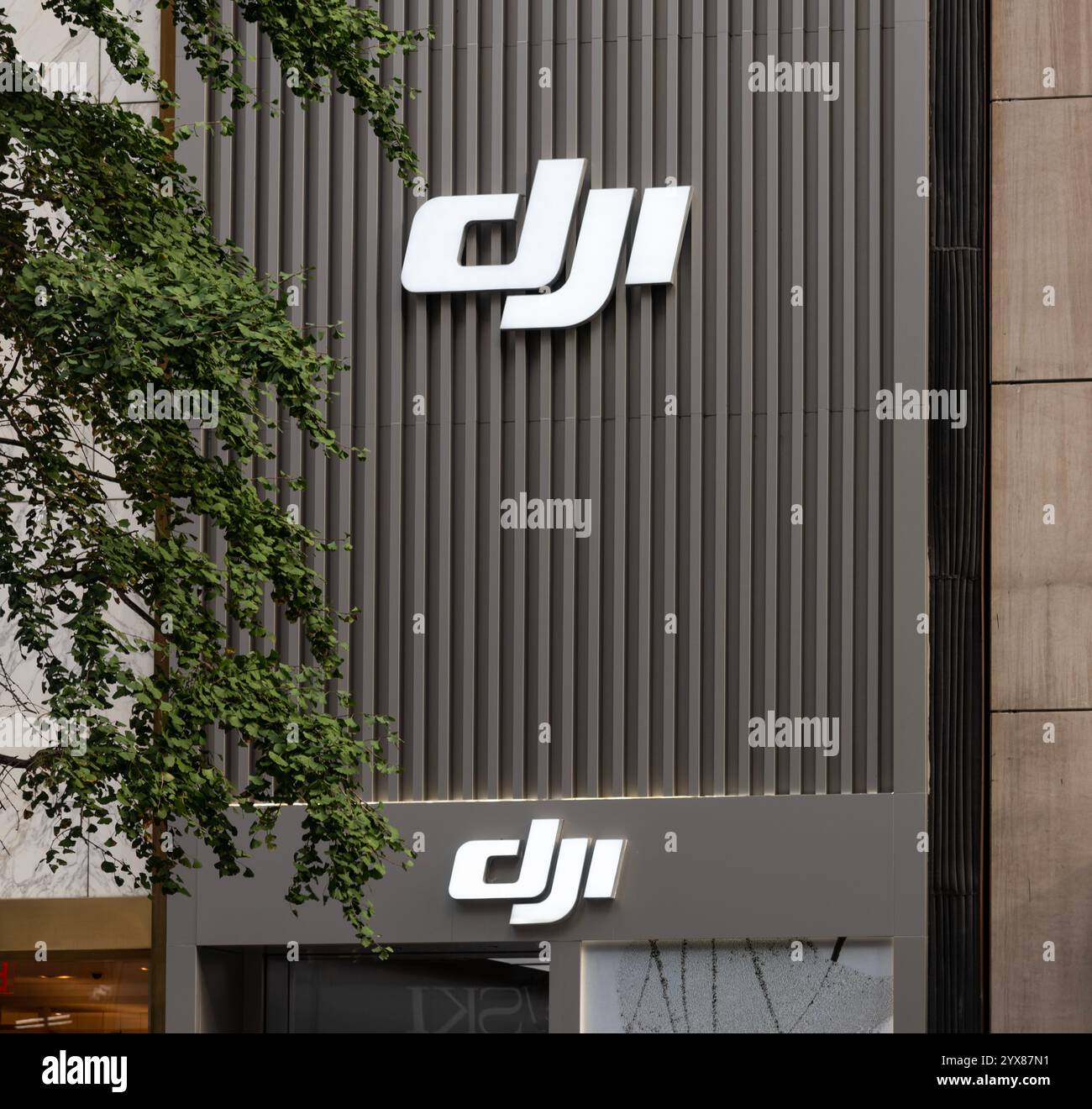 New York, USA - 7 ottobre 2024: Insegna del negozio DJI in 5th avenue Foto Stock