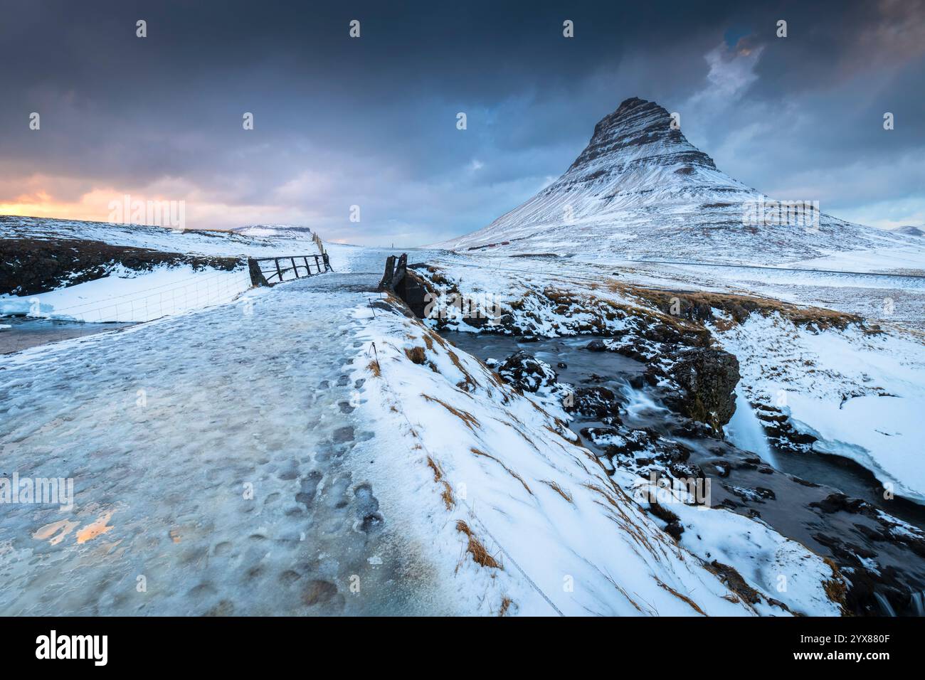 Vista del monte Kirkjufell al tramonto in inverno. Grundarfjörður, penisola di Snæfellsnes, regione Vesturland, Islanda, Nord Europa. Foto Stock