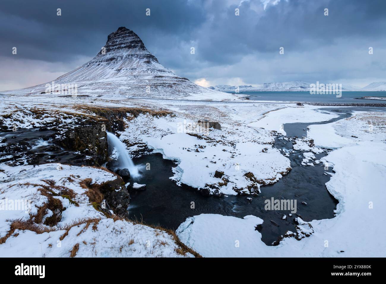 Vista del monte Kirkjufell al tramonto in inverno. Grundarfjörður, penisola di Snæfellsnes, regione Vesturland, Islanda, Nord Europa. Foto Stock