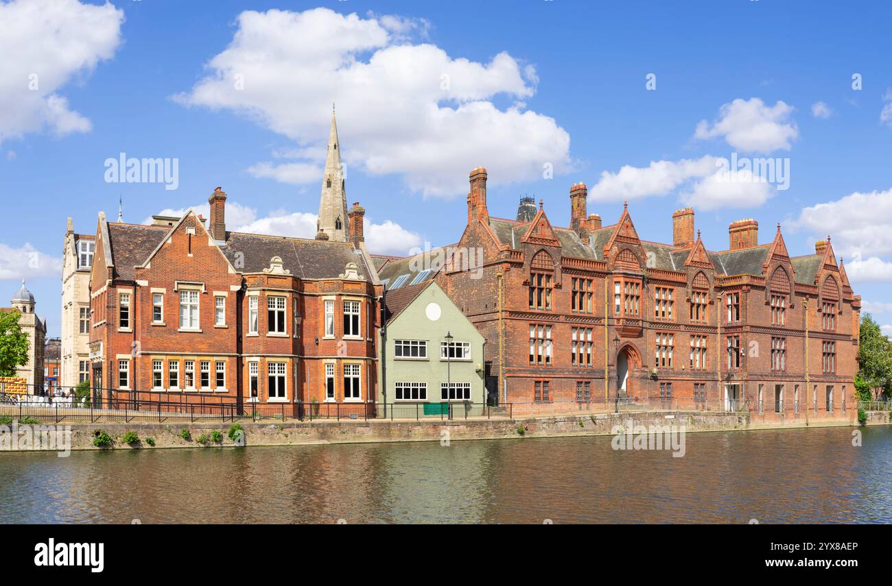 Edificio del tribunale della contea di Bedford Shire Hall by Charter Walk sul fiume Great Ouse Riverside Bedford centro città Bedfordshire Inghilterra Regno Unito Europa Foto Stock