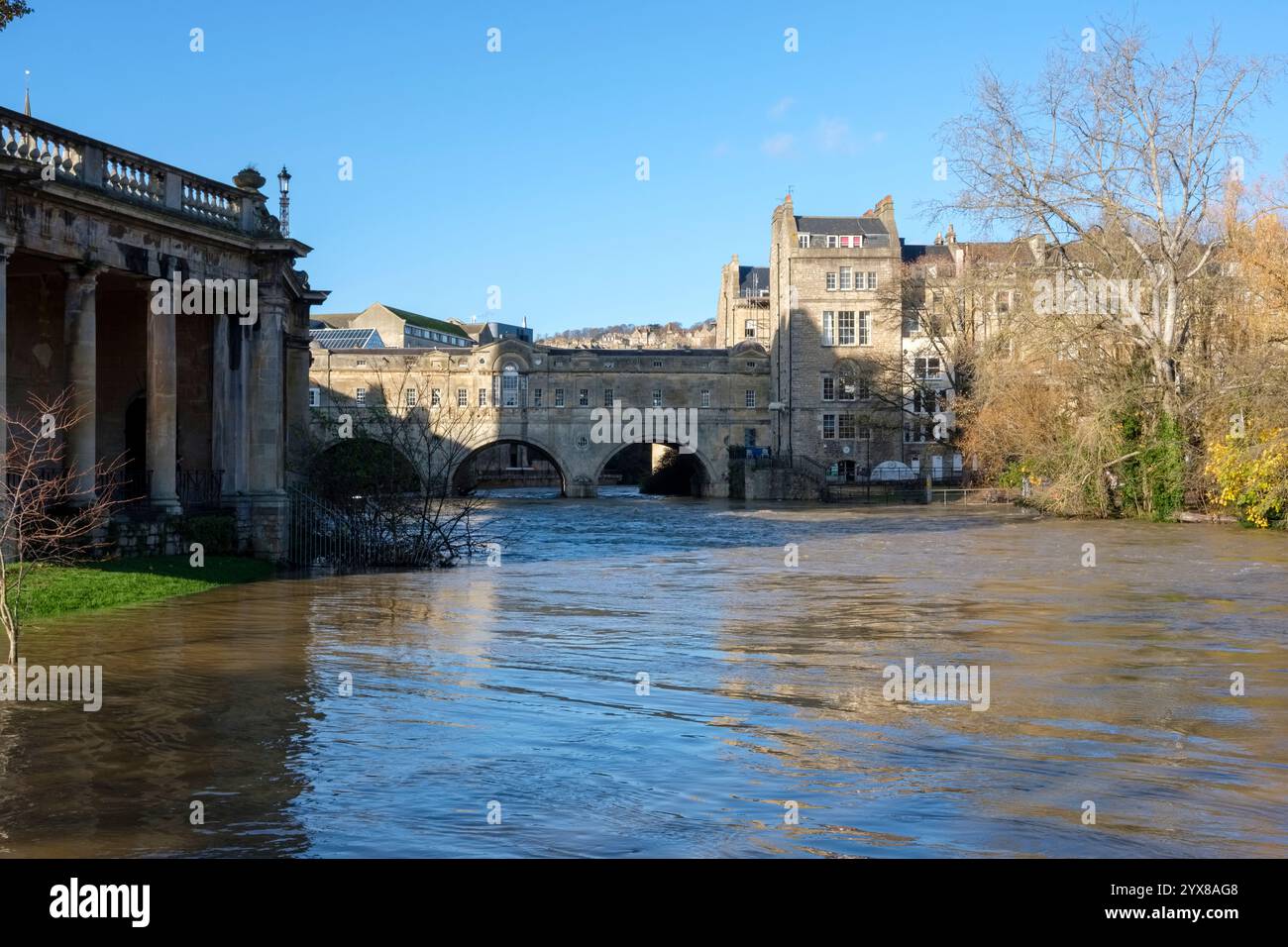 Bath, Somerset - 27 novembre 2024 - inondazioni e acque alte al Pulteney Bridge di Bath a causa della tempesta Bert. Il livello dell'acqua era salito sopra il Pulte Foto Stock