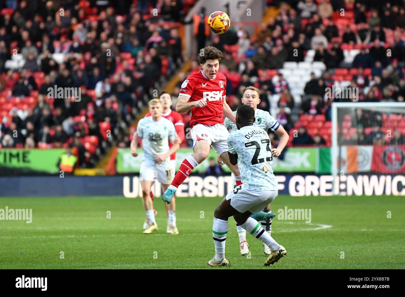 Londra, Inghilterra. 14 dicembre 2024. Conor Coventry vince un colpo di testa durante la partita Sky Bet EFL League One tra Charlton Athletic e Mansfield Town a The Valley, Londra. Kyle Andrews/Alamy Live News Foto Stock