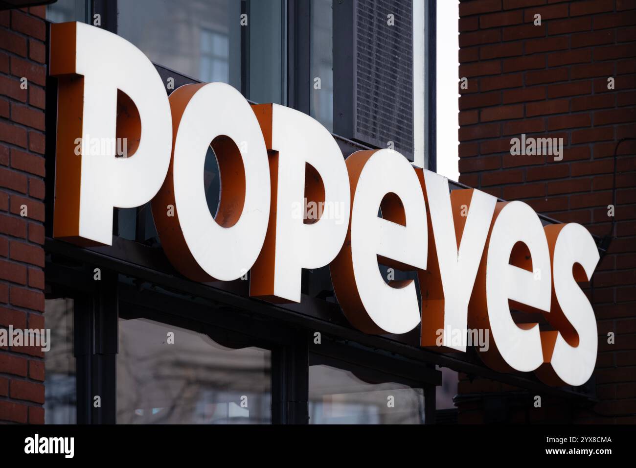 Segnaletica per la catena di fast food Popeyes nel centro di Manchester, Regno Unito. Foto Stock