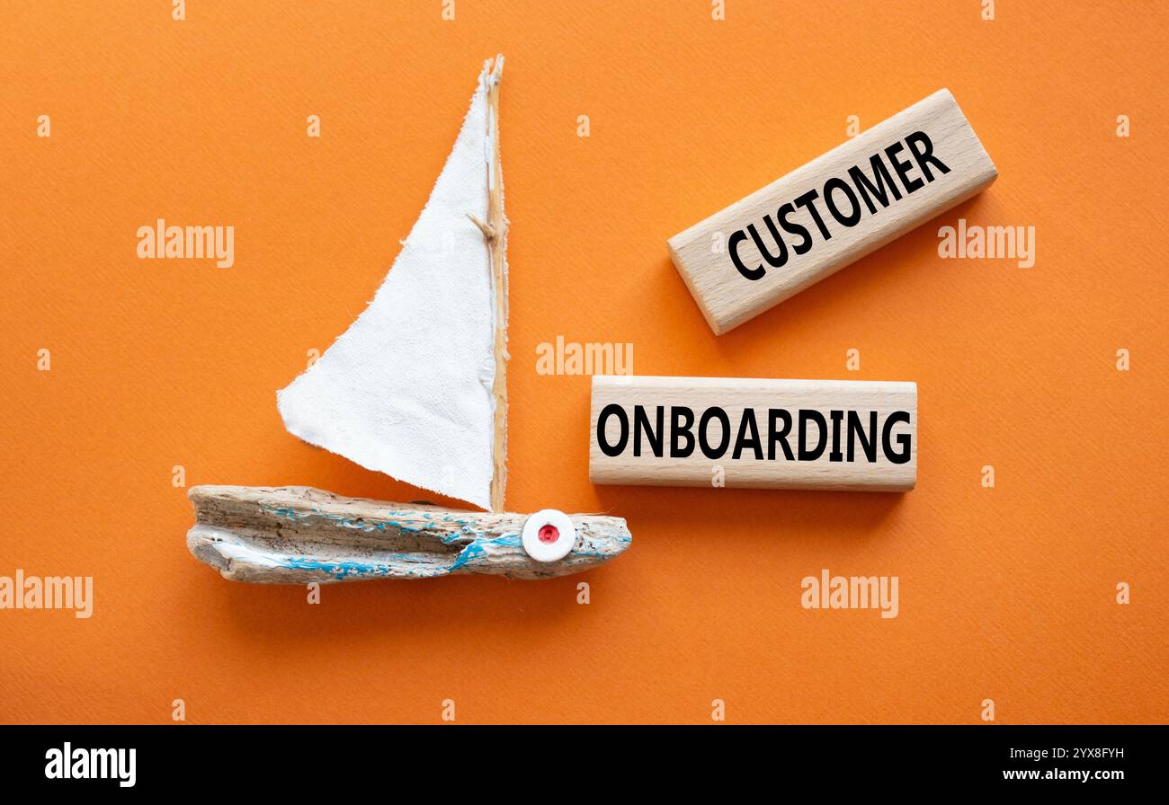 Simbolo di inserimento del cliente. Parola concettuale inserimento del cliente su blocchi di legno. Bellissimo sfondo arancione con barca. Acquisizione aziendale e clienti Foto Stock