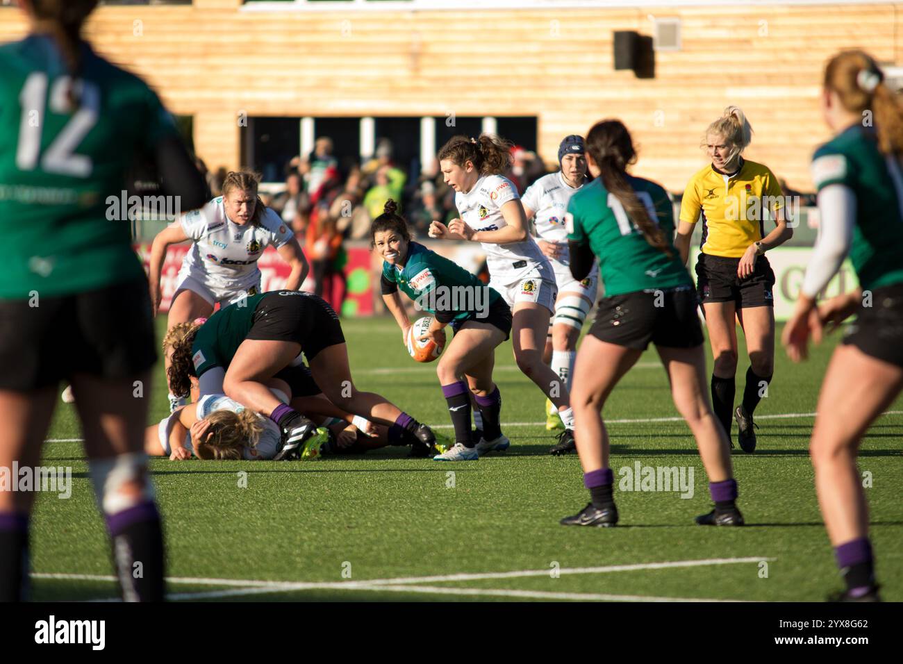 Londra, Regno Unito, 14 dicembre 2024. Ealing Trailfinders scroma la metà Caity Mattinson si prepara a lanciare la palla contro gli Exeter Chiefs, Premiership Women's Rugby al Trailfinders Sports Club di Londra. Alex Williams / Alamy Live News Foto Stock