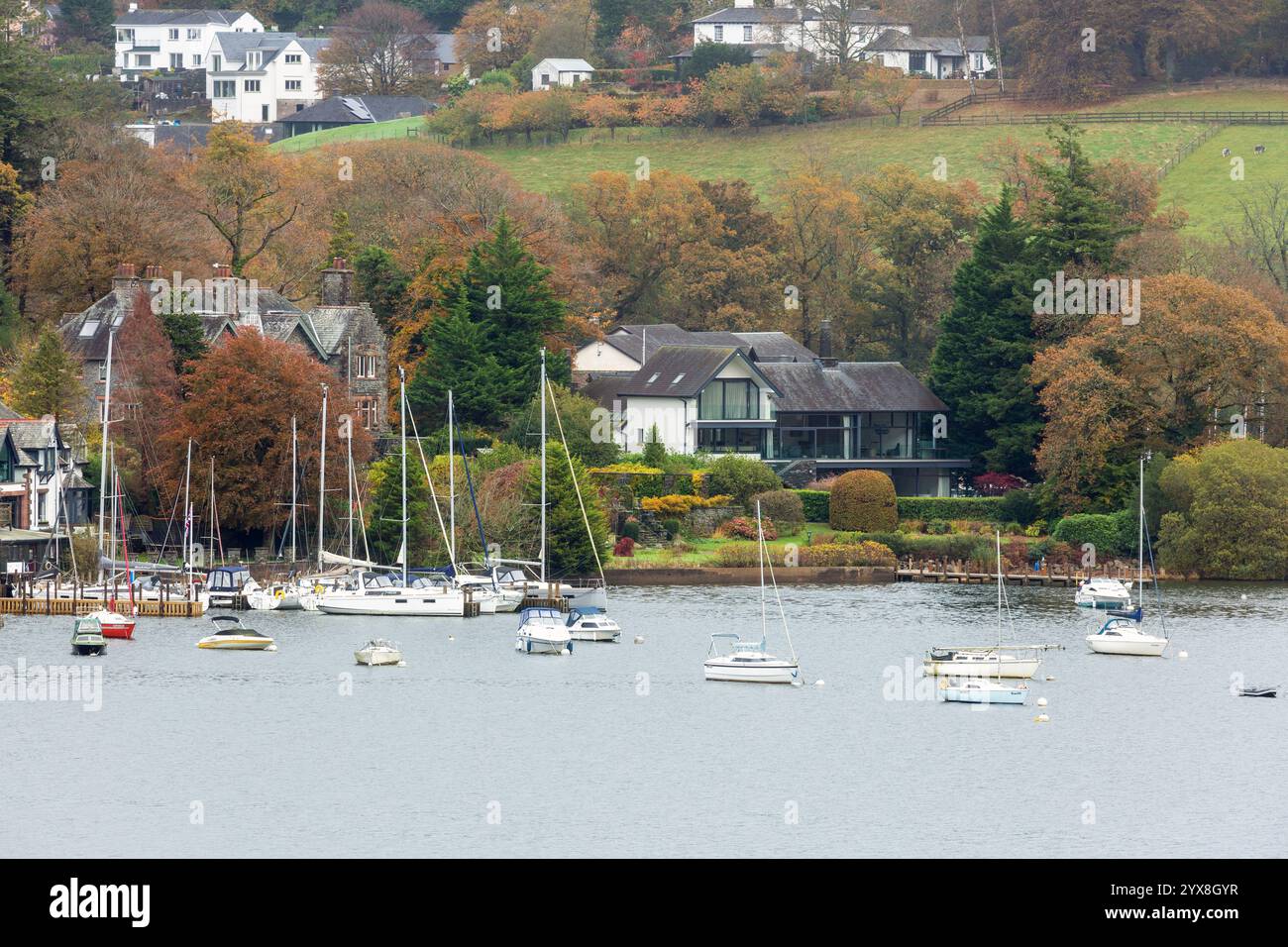 Costose case sul lago Windermere, Lake District, Cumbria Foto Stock