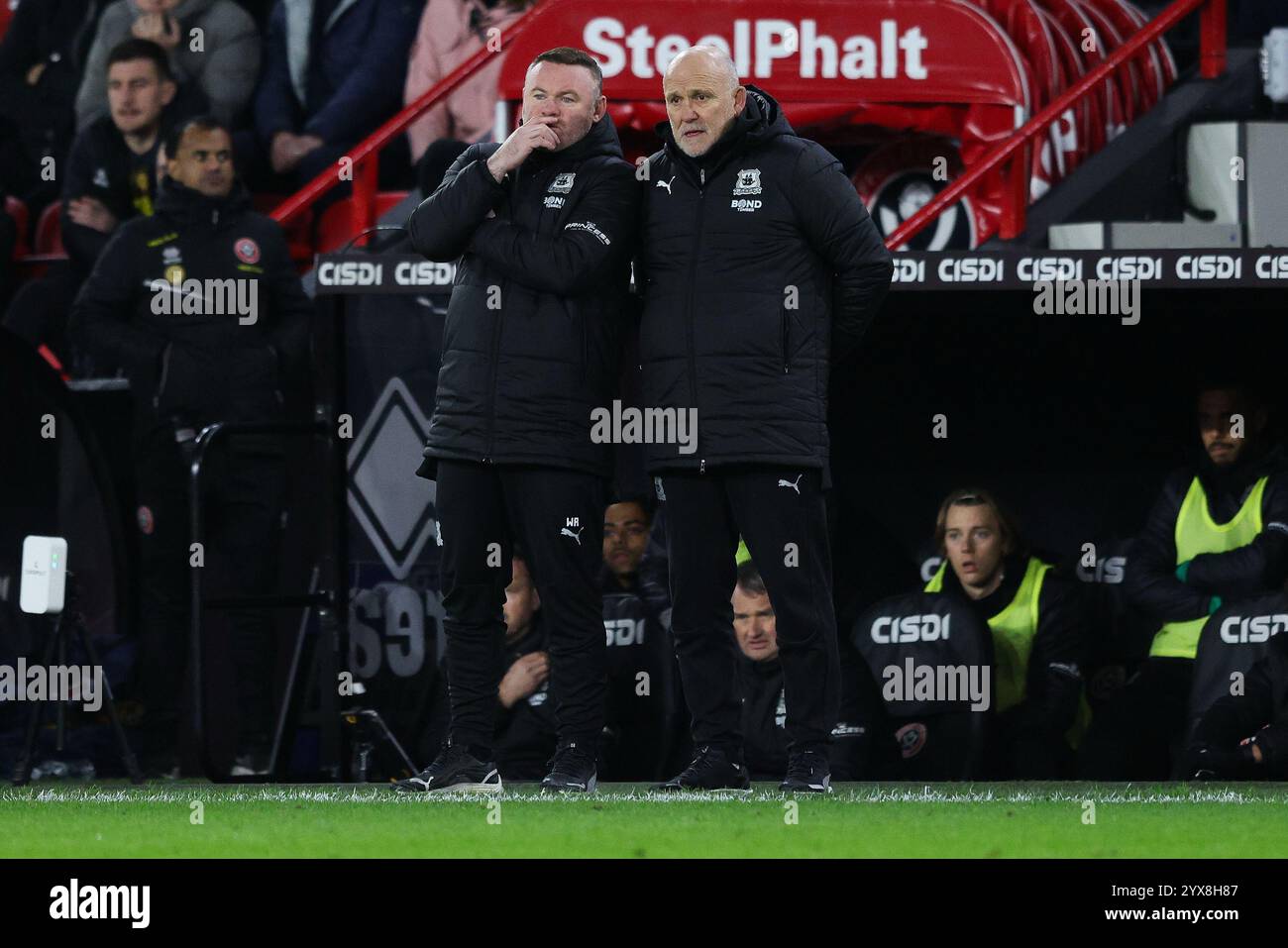 Sheffield, Regno Unito. 14 dicembre 2024. Wayne Rooney Manager di Plymouth Argyle e Mike Phelan Assistant Manager durante il match per il titolo Sky Bet Sheffield United vs Plymouth Argyle a Bramall Lane, Sheffield, Regno Unito, 14 dicembre 2024 (foto di Alex Roebuck/News Images) a Sheffield, Regno Unito il 14/12/2024. (Foto di Alex Roebuck/News Images/Sipa USA) credito: SIPA USA/Alamy Live News Foto Stock