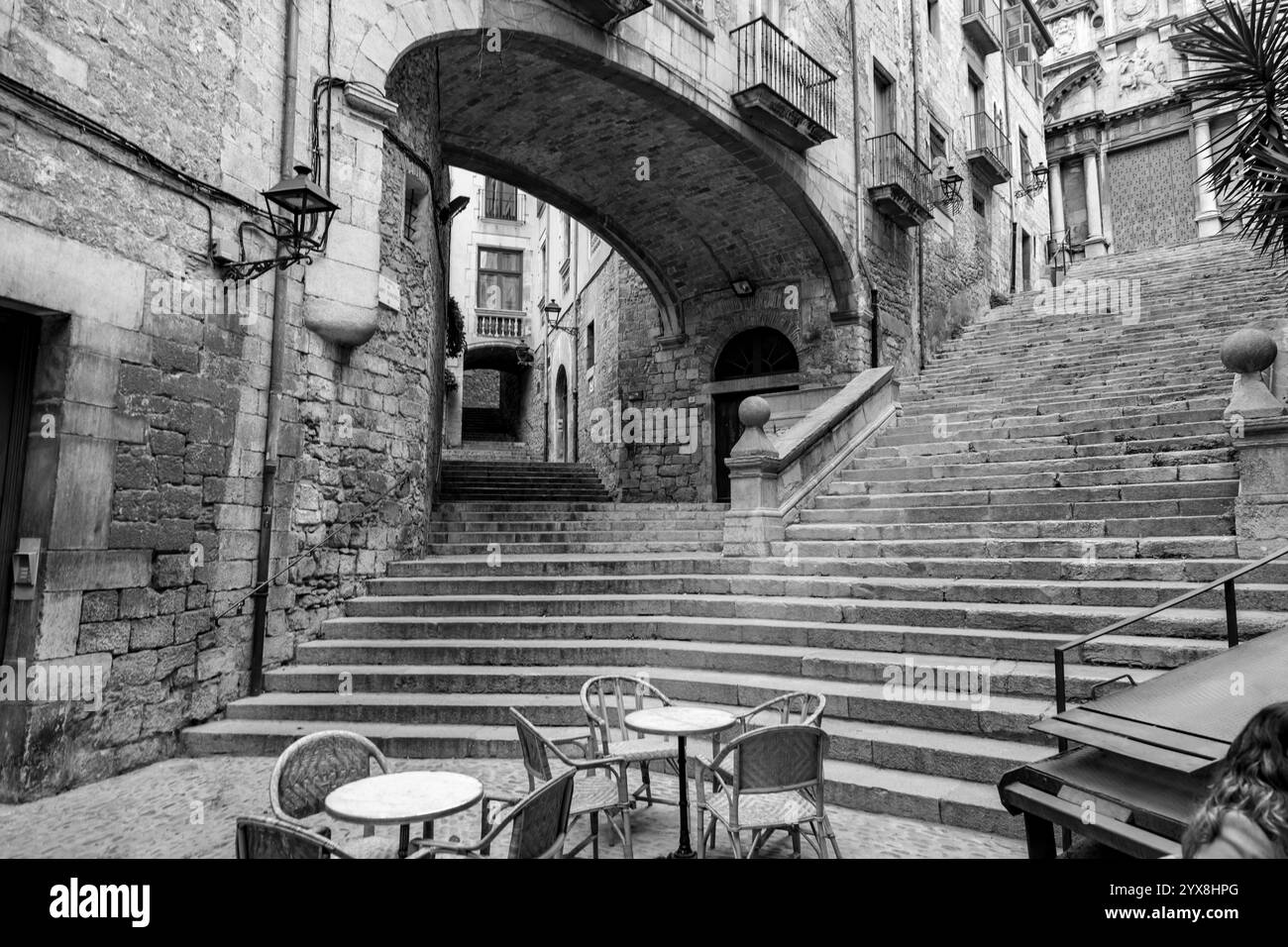 Girona, Catalogna, Spagna - 12 febbraio 2022: Bellissimi gradini e arco della Pujada de Sant Domenec situato nel quartiere ebraico di Girona, Catalogna, Foto Stock