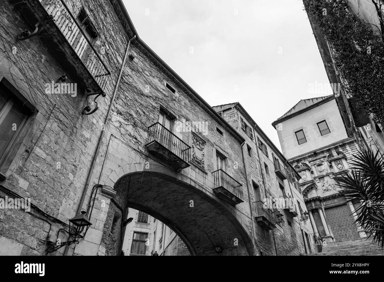 Girona, Catalogna, Spagna - 12 febbraio 2022: Bellissimi gradini e arco della Pujada de Sant Domenec situato nel quartiere ebraico di Girona, Catalogna, Foto Stock