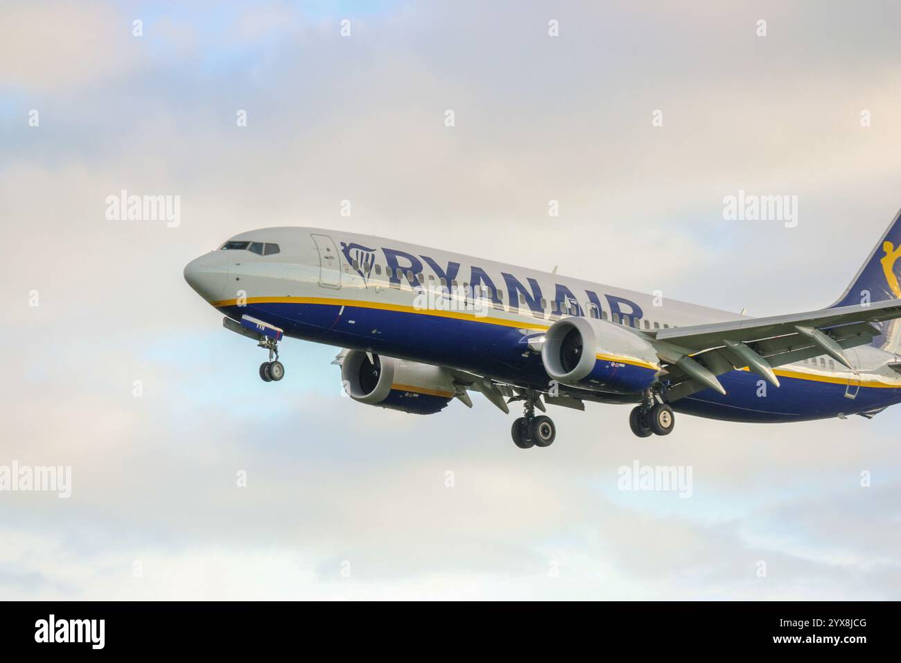 boeing 737 max 8 Ryanair atterra all'aeroporto internazionale humberto delgado di lisbona, aeroporto portela, lisbona, portogallo Foto Stock