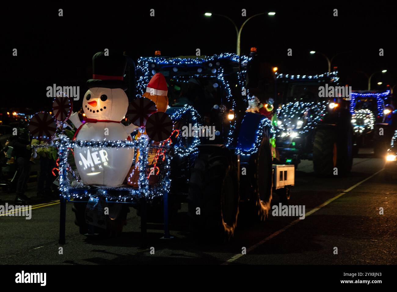 CNH Basildon Tractor Plant, Cranes Farm Road, Basildon, Essex, Regno Unito. 14 dicembre 2024. I proprietari di trattori New Holland, Case IH e Ford si sono riuniti presso lo stabilimento CNH Industrial Tractor di Basildon, ex stabilimento di produzione di trattori Ford, che ha iniziato a produrre trattori sul sito nel 1964. L'evento si terrà per raccogliere fondi per il locale St. Luke's Hospice e i trattori partecipanti si dirigeranno a Basildon adornati di luci e decorazioni natalizie Foto Stock