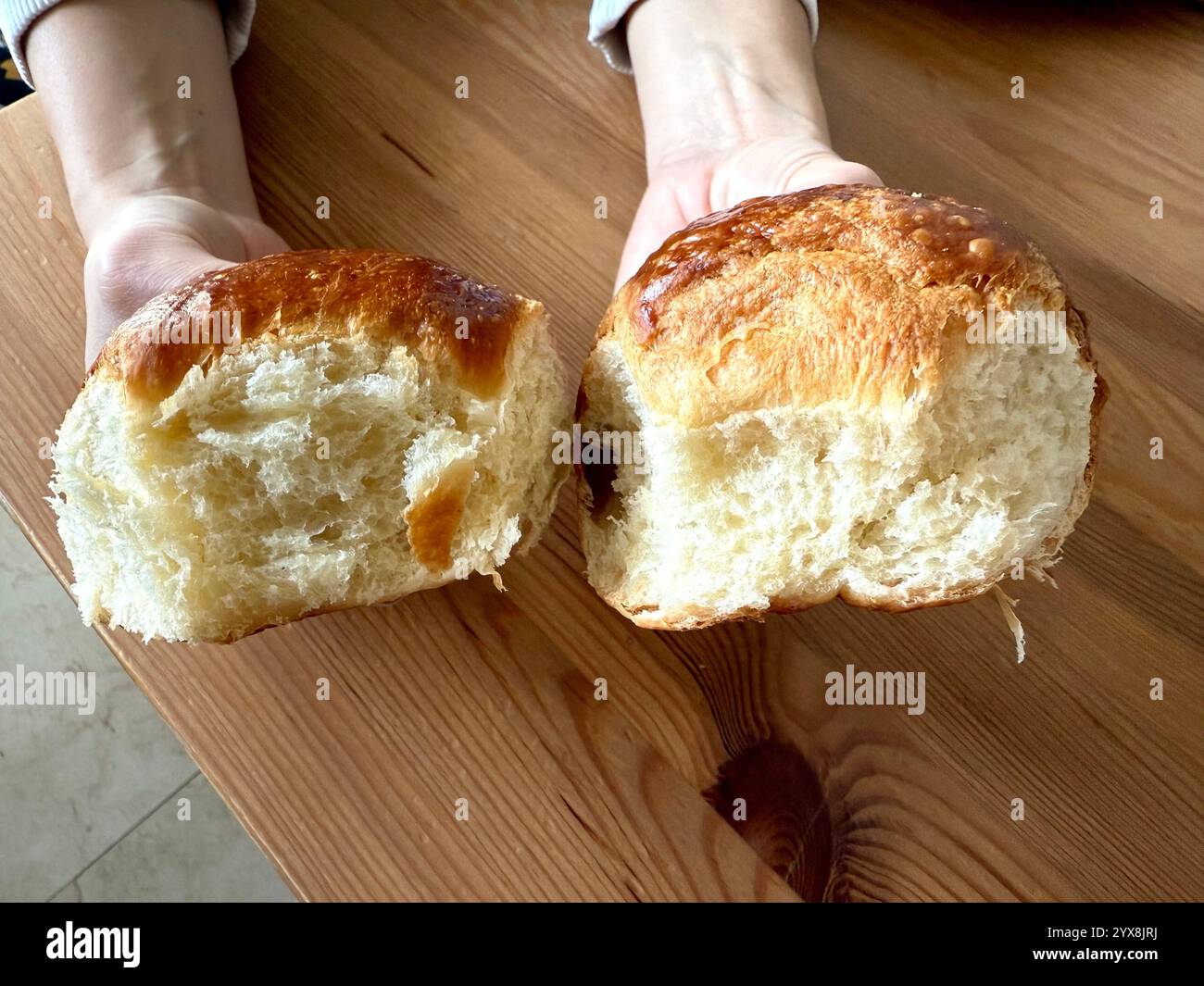 Fetta di pane brioche che mostra la sua consistenza morbida e burrosa, posizionata su una superficie pulita per una foto di cibo di alta qualità, evidenziando il suo interno soffice e Foto Stock