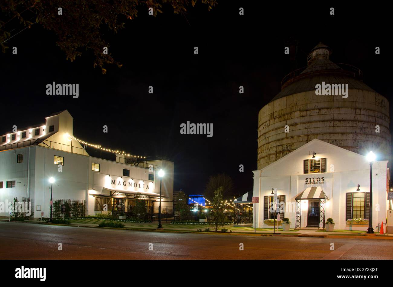Il Magnolia Market e il Silos nel centro di Waco, Texas, sono chiusi per il giorno, ma sono illuminati di notte. Foto Stock