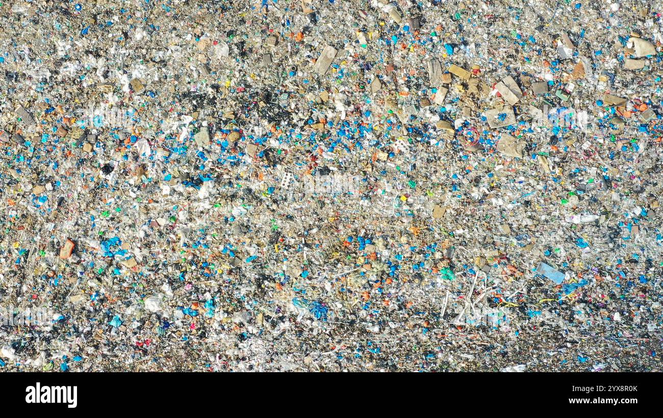 L'inquinamento da microplastica nei nostri delicati paesaggi sabbiosi è un problema significativo Foto Stock