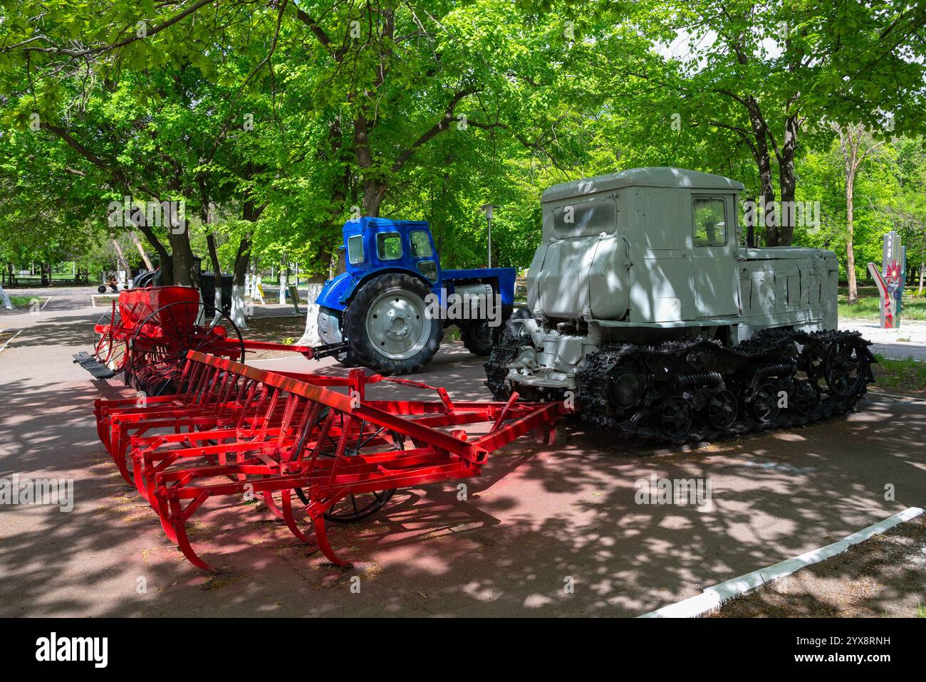 SARATOV, RUSSIA - 3 MAGGIO 2024: Trattore cingolato sovietico T-74. Museo della gloria militare e del lavoro, Saratov Foto Stock