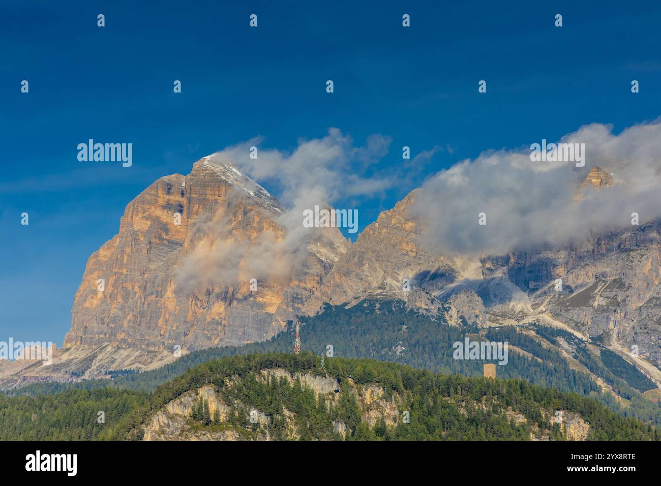 Cima della Tofana di Roses nelle Dolomiti. Vette rocciose alpine bellissimo paesaggio nei pressi di Cortina di Amprezzo. Tofana, vetta prominente delle Dolomiti Foto Stock