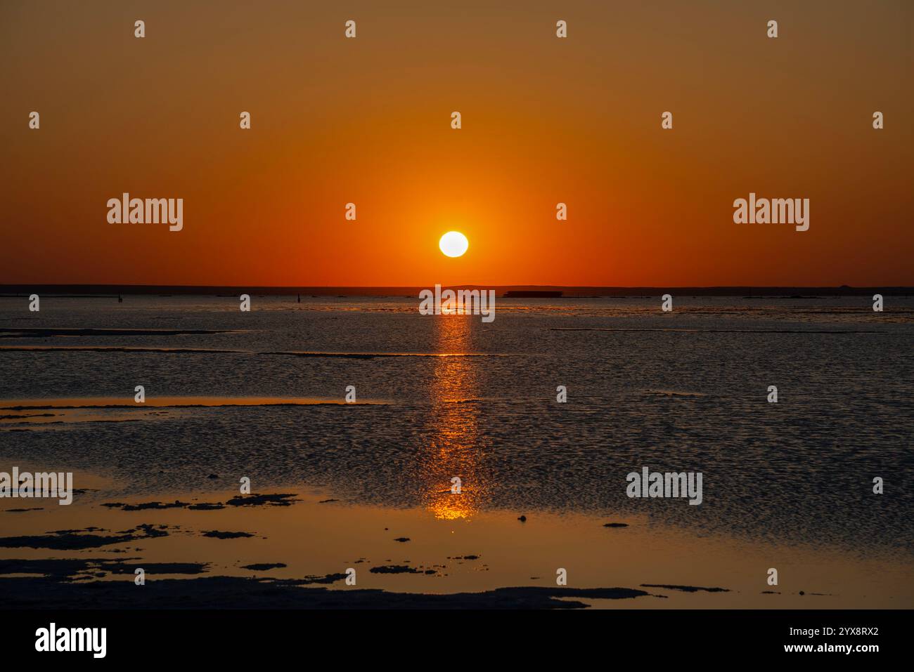 Tramonto sul lago Baskunchak. Regione di Astrakhan, Russia Foto Stock