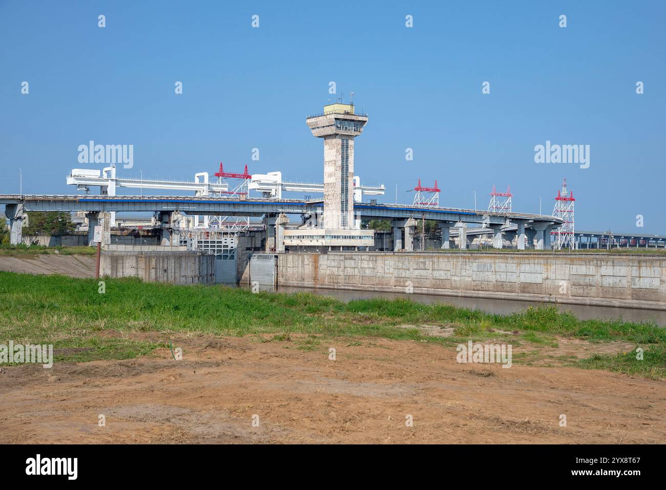 NOVOCHEBOKSARSK, RUSSIA - 2 SETTEMBRE 2024: Porta di spedizione della centrale idroelettrica di Cheboksary. Chuvashia Foto Stock