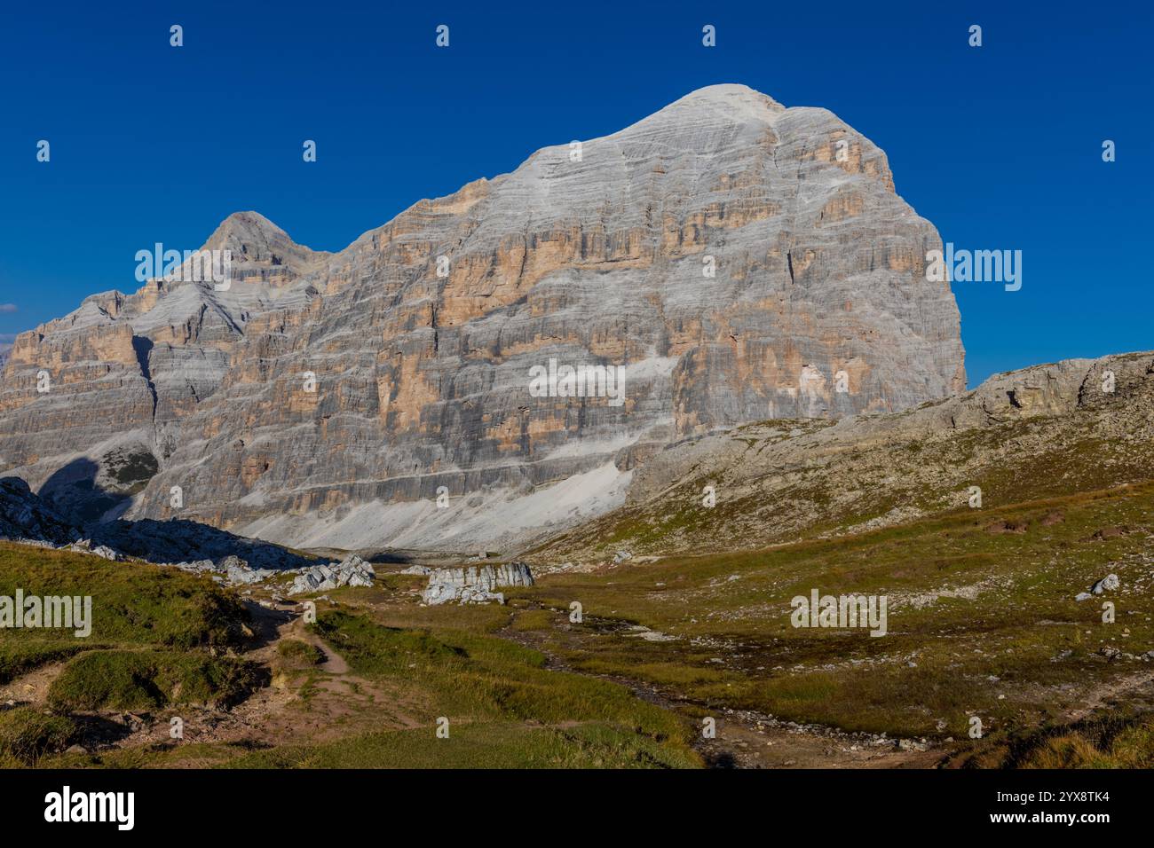 Cima della Tofana di Roses nelle Dolomiti. Vette rocciose alpine bellissimo paesaggio nei pressi di Cortina di Amprezzo. Tofana, vetta prominente delle Dolomiti Foto Stock