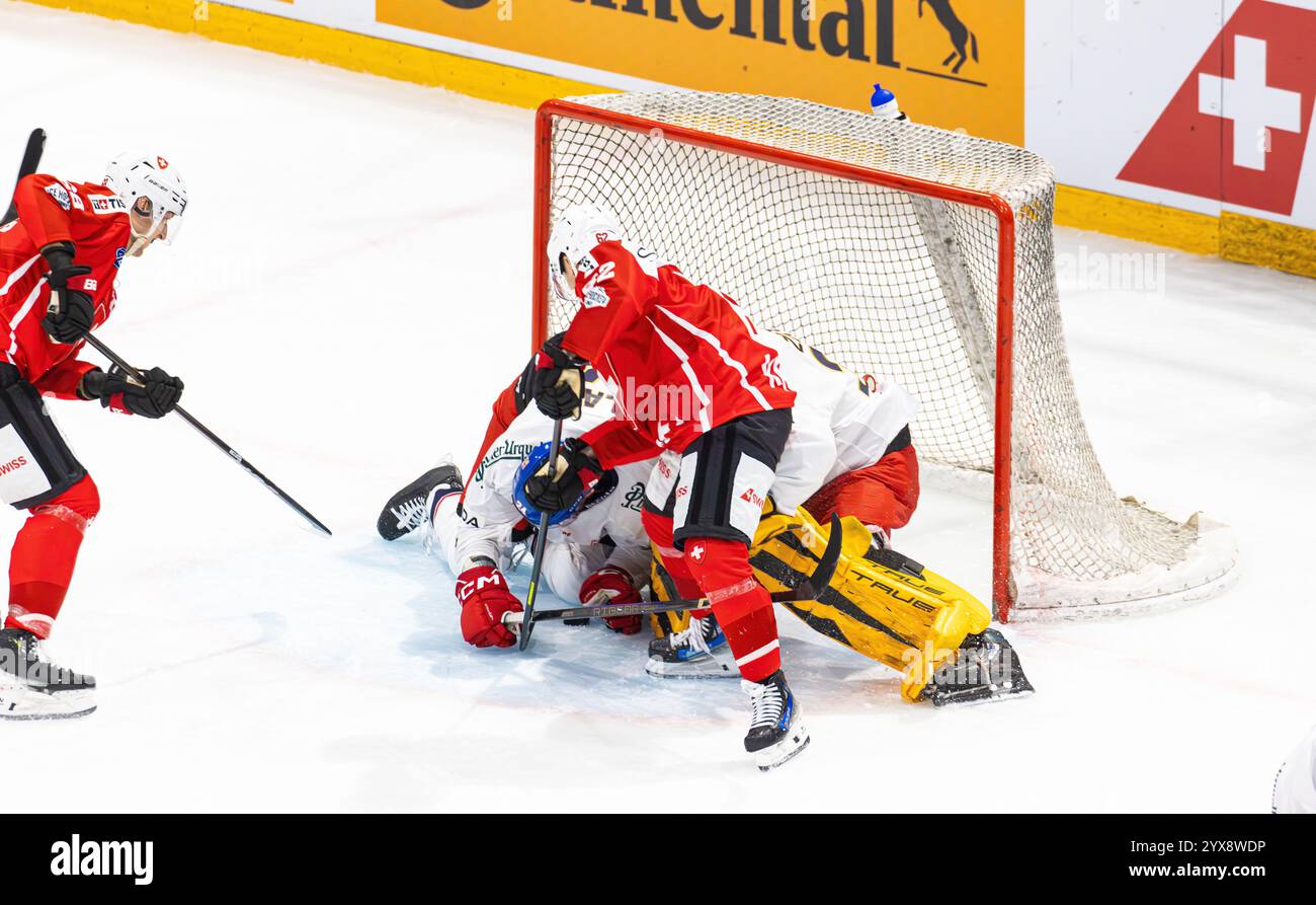 Friburgo, Svizzera, 14 dicembre 2024: #62 Denis Malgin (Svizzera) davanti al portiere #34 Simon Zaijcek (Repubblica Ceca). Un ceco giace a terra e sostiene il portiere. (Foto di Andreas Haas/dieBildmanufaktur) credito: DieBildmanufaktur/Alamy Live News Foto Stock