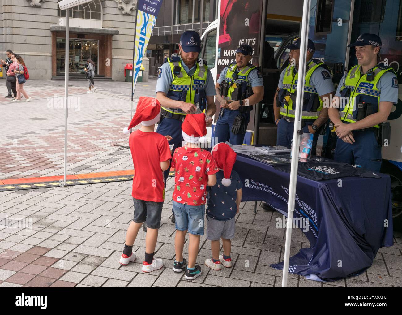 Polizia locale nella comunita'. Esercizio di pubbliche relazioni distribuendo dolci a Natale. Foto Stock