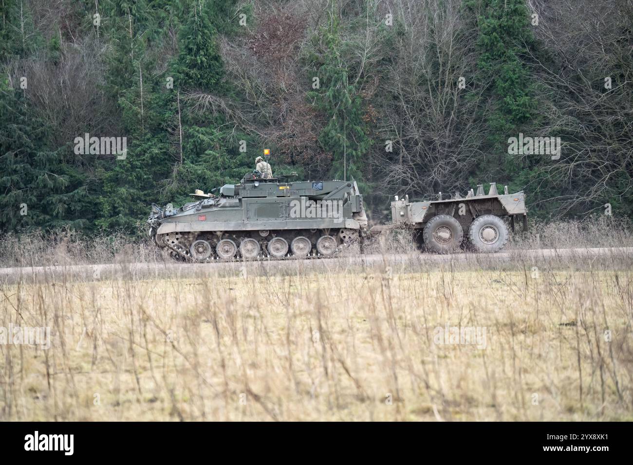 Un carro armato MRV FV512 MRV dell'esercito britannico con gru e cannone in movimento lungo una pista sterrata, Wilts UK Foto Stock