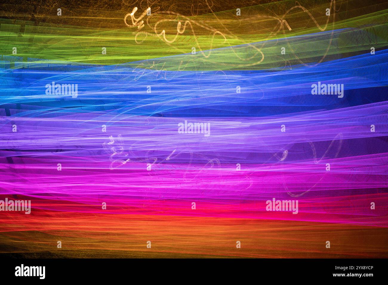 Strisce orizzontali astratte di giallo, verde, blu, viola, magenta, rosso e arancione creati da luci a LED fotografate all'aperto di notte. Foto Stock