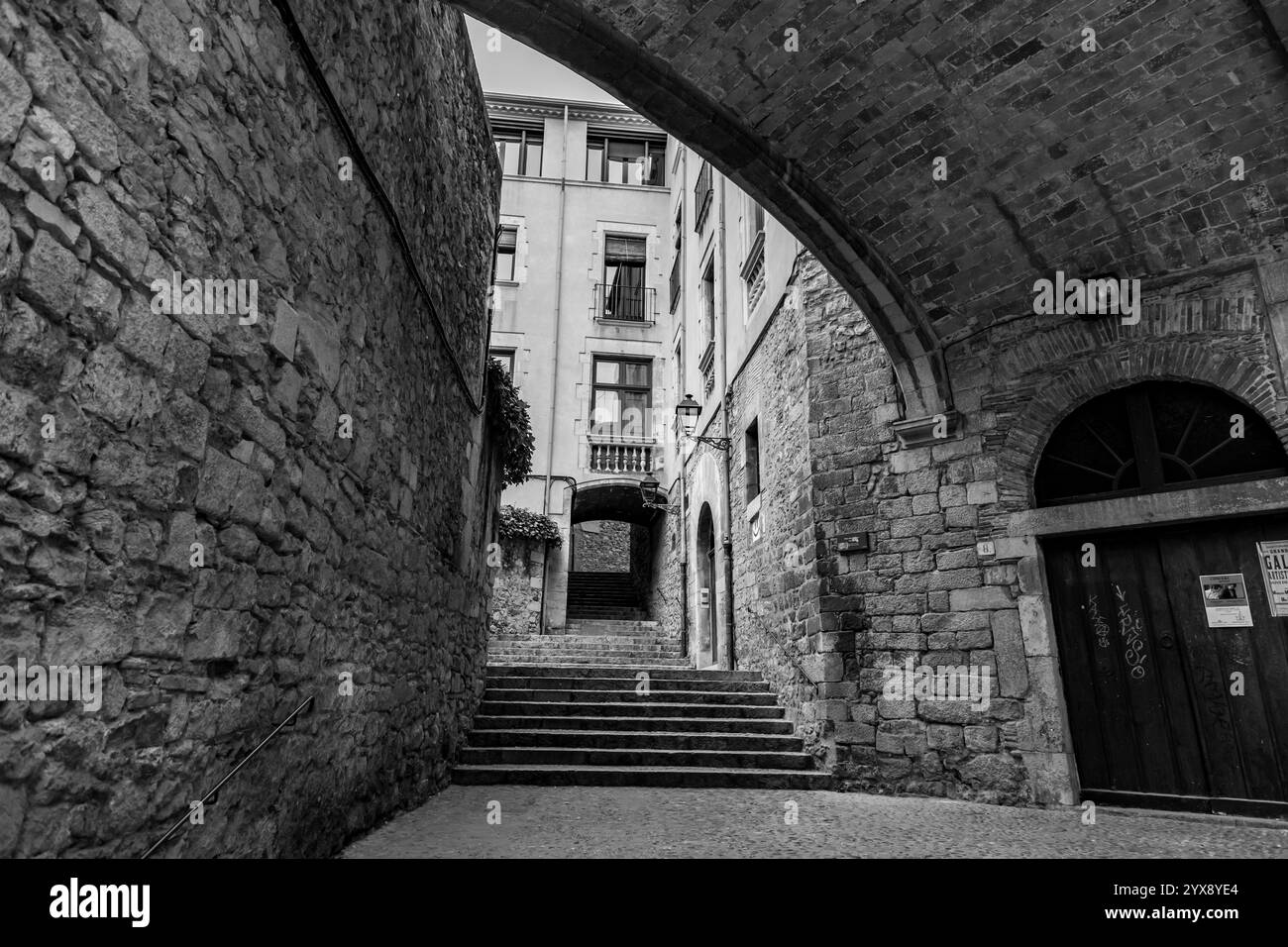 Girona, Catalogna, Spagna - 12 febbraio 2022: Bellissimi gradini e arco della Pujada de Sant Domenec situato nel quartiere ebraico di Girona, Catalogna, Foto Stock