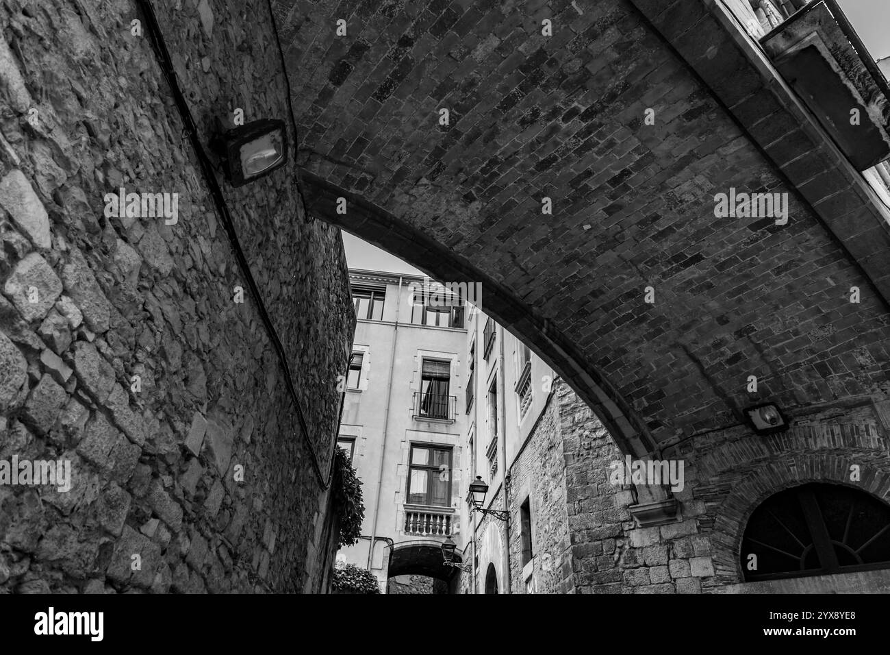 Girona, Catalogna, Spagna - 12 febbraio 2022: Bellissimi gradini e arco della Pujada de Sant Domenec situato nel quartiere ebraico di Girona, Catalogna, Foto Stock