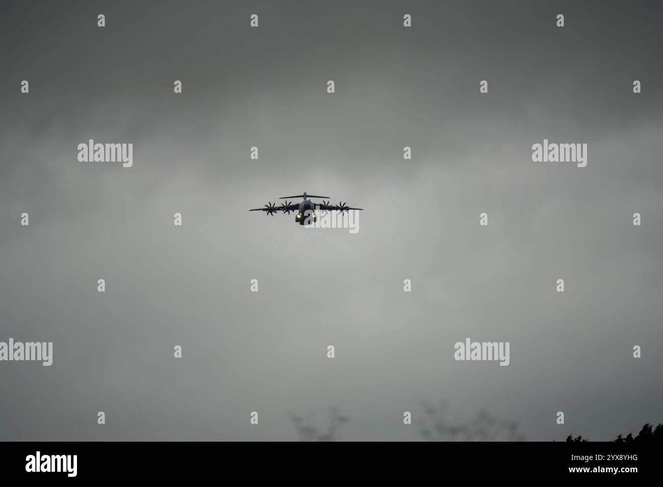 ZM401 RAF Royal Air Force Airbus C.1 A400M Atlas aereo da trasporto militare su un'esercitazione di lancio di paracadute cargo a basso livello Foto Stock