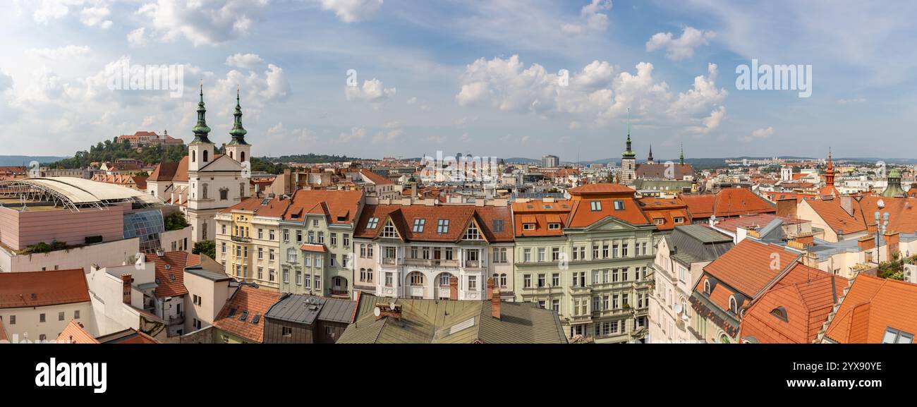 Una foto panoramica della città vecchia di Brno, con il Castello di Spilberk e la Chiesa di San Michele sulla sinistra. Foto Stock