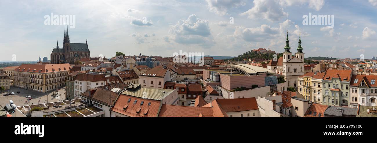 Una foto panoramica della città vecchia di Brno, con il Castello di Spilberk e la Chiesa di San Michele sulla destra, e la Cattedrale di San Pietro e Paolo Foto Stock