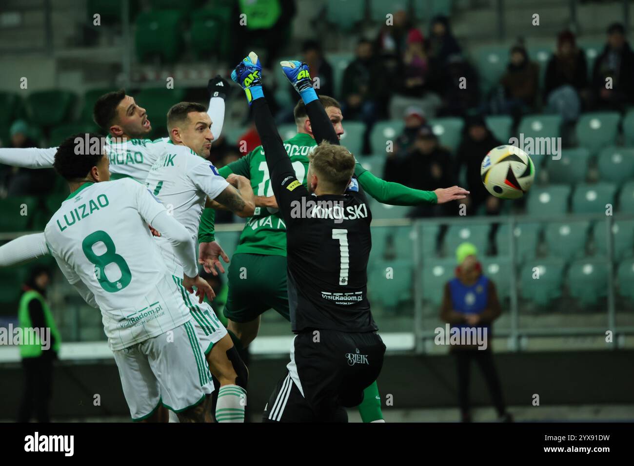 Breslavia, bassa Slesia, Polonia. 14 dicembre 2024. LUIZAO, MACIEJ KIKOLSKI durante un match della PKO Ekstraklasa tra WKS Slask Wroclaw e Radomiak Radom, 14 dicembre 2024. Breslavia, Polonia. (Credit Image: © Mateusz Birecki/ZUMA Press Wire) SOLO PER USO EDITORIALE! Non per USO commerciale! Foto Stock