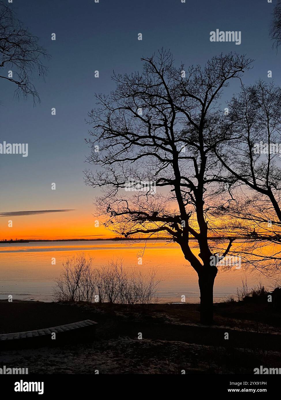 Splendido tramonto in Svezia. Foto scattata nel dicembre 2024 a Västerås Down presso il lago Mälaren. Foto Stock