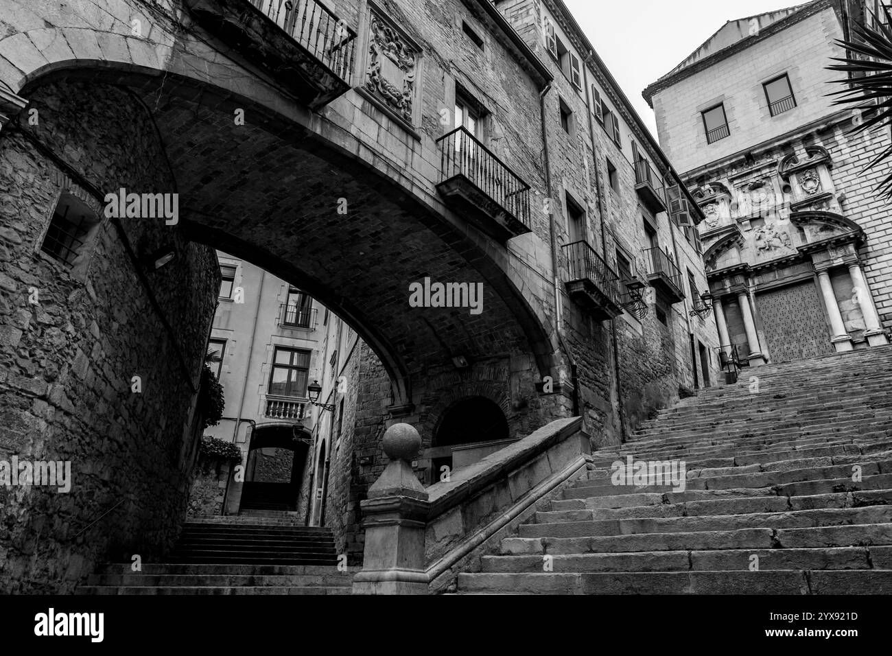 Bellissimi gradini e arco della Pujada de Sant Domenec, situata nel quartiere ebraico di Girona, Catalogna, Spagna. Foto Stock
