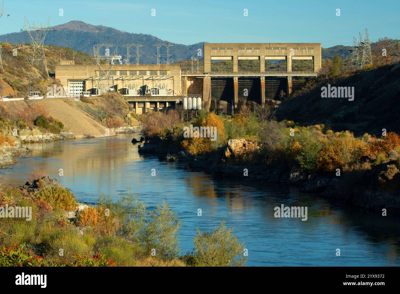 Keswick Dam dal Sacramento River Rail Trail, Sacramento River National Recreation Trail, Redding, California Foto Stock