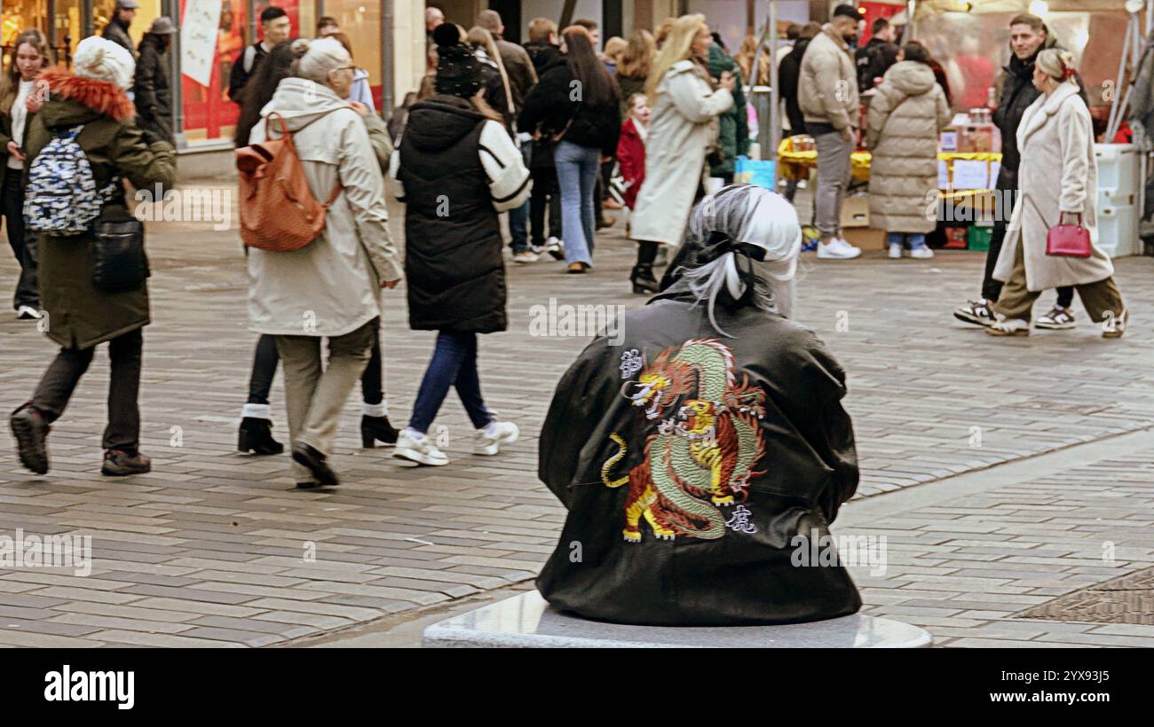 Edimburgo, Scozia, Regno Unito. 14 dicembre 2024. Meteo nel Regno Unito: La gente del posto si è recata ai mercatini e alle strade di natale come capitale per la celebrazione di tre settimane in città. Anno adatto a chi indossa il drago, le bancarelle natalizie appena fuori da Princes Street. Credit Gerard Ferry/Alamy Live News Foto Stock